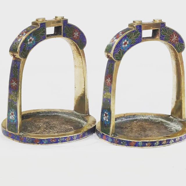 A pair of Chinese cloisonne decorated stirrups
.
#chineseantiques #chinesestirrups #cloisonne #cloisonnestirrups #chinesehorse #antiquehorse #antiquestirrup #vintageequestrian #equestrianhistory #equestriandecor #equestrianantique ift.tt/2O67Www