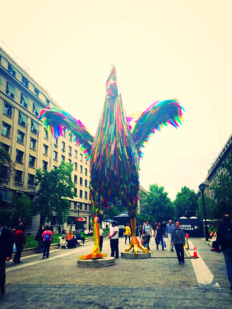 stgoturismo's tweet photo. Un Pájaro Carpintero quiere quedarse en la Torre Entel y un Gallo Chileno nos mira desde el Paseo Bulnes. Es el Festival #HechoEnCasaEntel https://t.co/dZU8cATSR0 https://t.co/nuYAvbd7ds