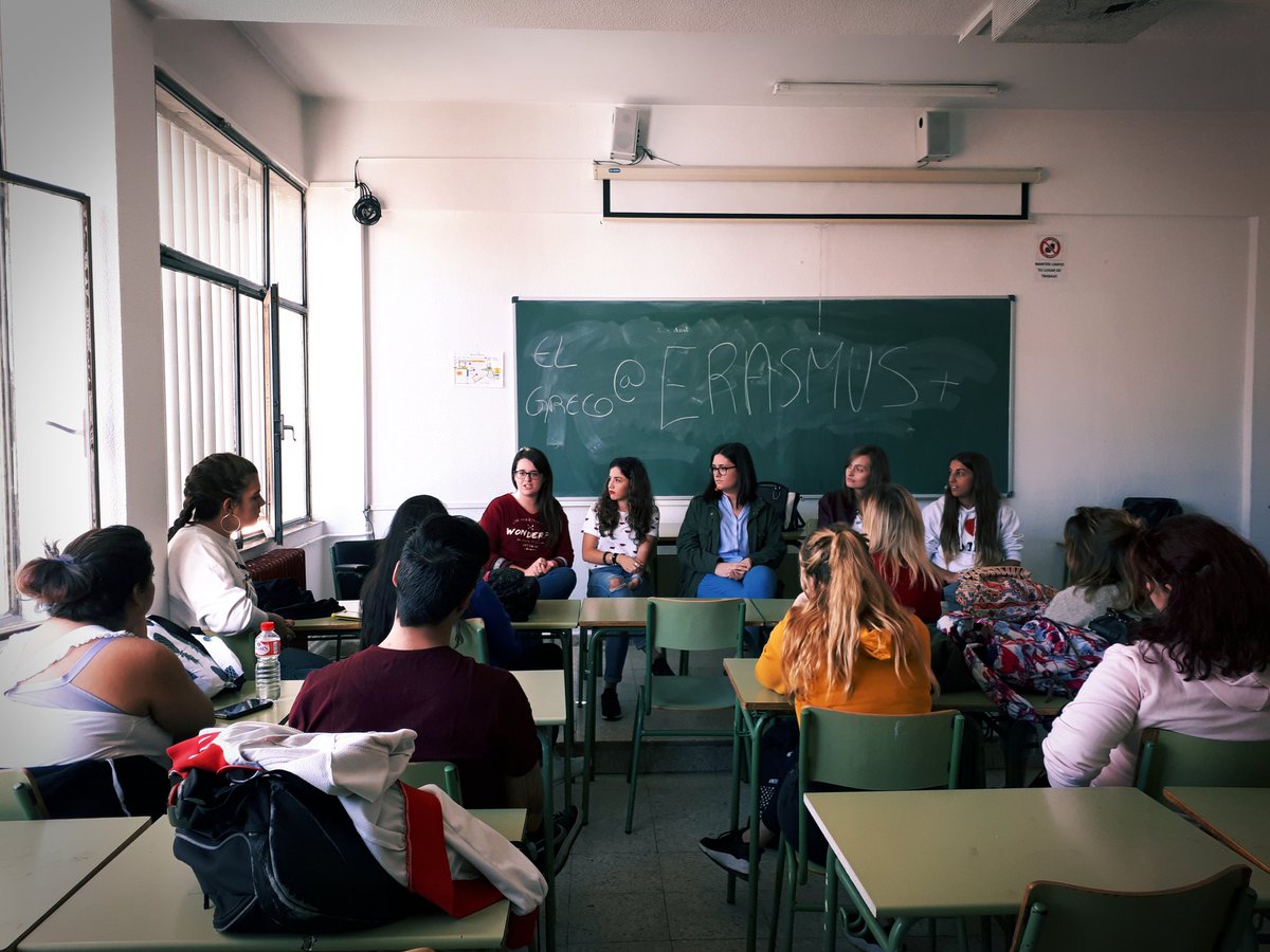 ElGreco_Erasmus's tweet photo. Hoy nuestras #ErasmusPlus han compartido su experiencia con los alumnos interesados en participar del proyecto durante este curso. Muchas gracias a todas! 😀 #ErasmusIESElGreco https://t.co/UjL13FcTkP