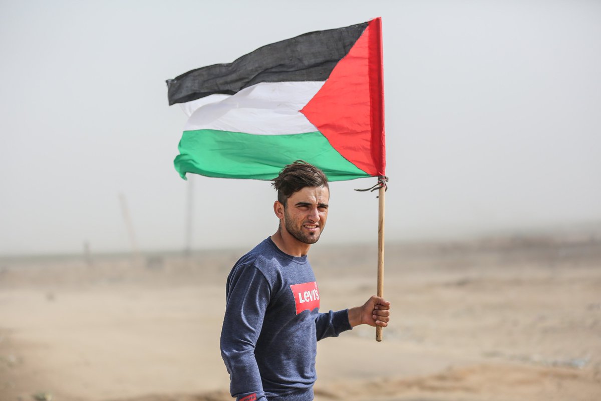 haberkudus's tweet photo. #AA foto #muhabiri Mustafa Hassona'nın abluka altındaki #Gazze'de düzenlenen gösterilerde çektiği Filistinli Aid Ebu Amr'ın (22) fotoğrafı, Fransız ressam Eugene Delacroix'in #FransızDevrimini konu alan "Halka Yol gösteren Özgürlük" tablosuna benzetiliyor. https://t.co/Jbp51jKu8R