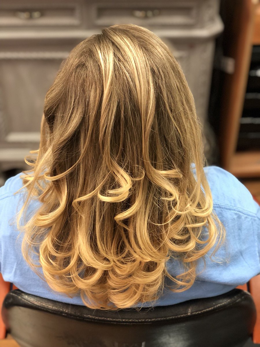 alexissteele70's tweet photo. I still have a couple openings Friday and Saturday! I’m offering a FREE haircut with any color service or a FREE conditioning treatment with any haircut Until November 1st! 🌻🍁🍃🍂 https://t.co/YGDvjqG02O