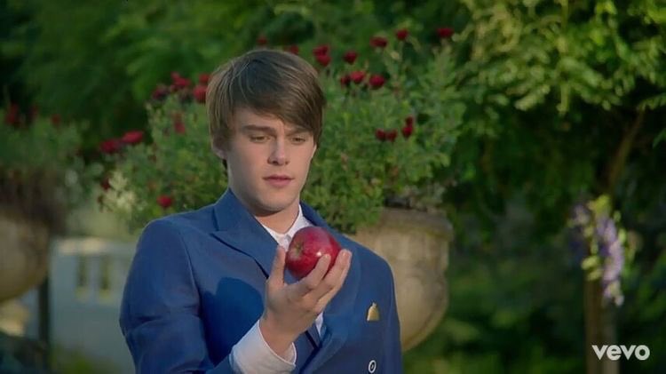 ZacJenner's tweet photo. I'm holding an red apple 🍎 in my hand https://t.co/MILhXBB2hM