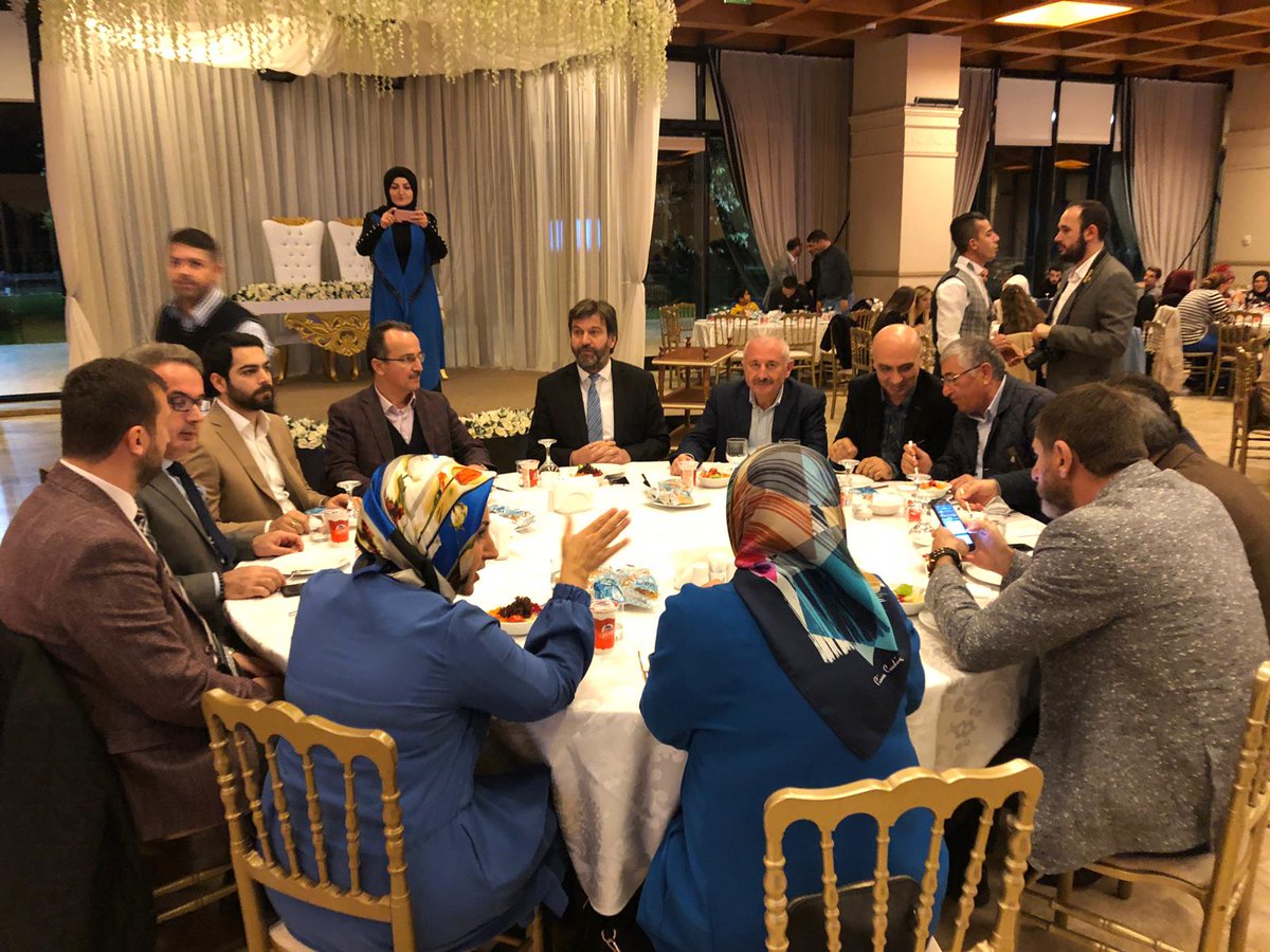 karaaslanyasar's tweet photo. Geçmiş dönem yönetim kurulu üyelerimizle istişare için bir araya geldik.Herkesin sesi de gönlğde aynı şeyi söylüyordu.AVCILAR BU SEFER AKPARTİ İLE TANIŞACAK İNŞAALLAH. https://t.co/5unUUKWHdk