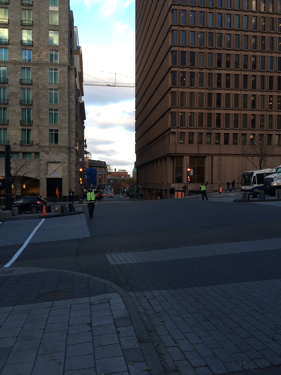 mailhia's tweet photo. Grâce aux agents de @SPVQ_police présents à l’heure de pointe, c’est une des premières fois que je vois mon intersection piétonnière problématique de @villequebec libre et la circulation aussi fluide. #wow #encore https://t.co/zcuRMWSyzE