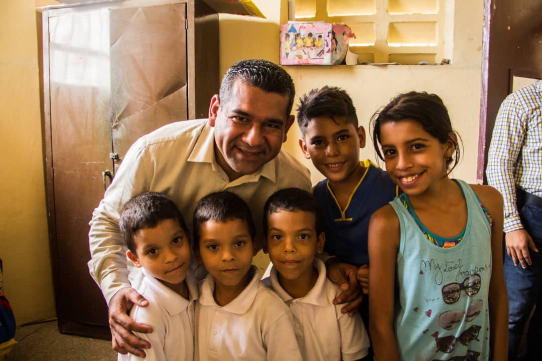 Maracaibo es hermosa, alegre y soñadora, así como lo expresan estos niños y niñas que tuve el placer de visitar en su escuela, durante nuestra visita a la iglesia de Santa Lucía. Nuestro compromiso es con ellos y ellas, con nuestro pueblo noble, cristiano, trabajador.