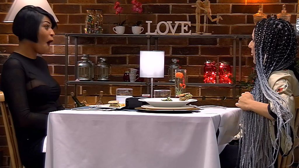 cuatro's tweet photo. La cita más hot: Alexa enseña los pechos a Alba y ella aprovecha para tocar #FirstDates750 https://t.co/GSIyjL4UeT https://t.co/Ww1XspEo2X