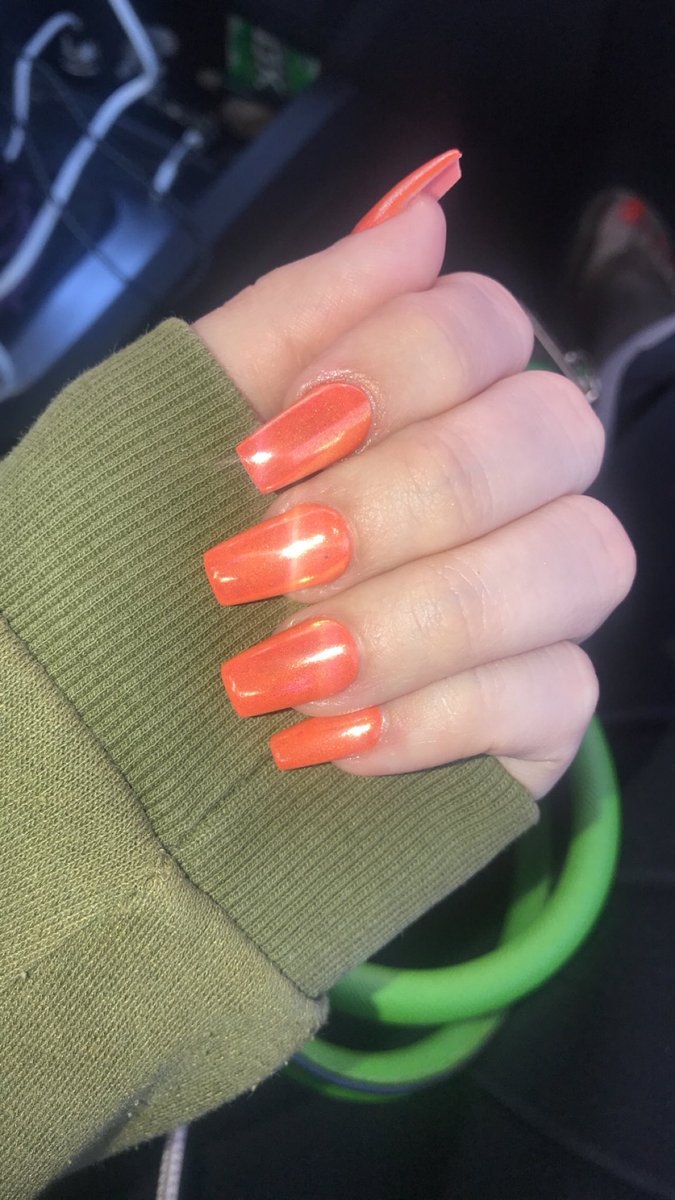 marisbriana_'s tweet photo. my festive ass ๐๐ป #orangechrome https://t.co/bF4q49I0yQ