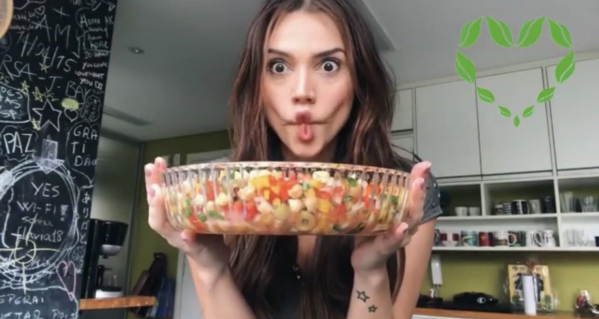 nopau_giselle's tweet photo. Ninguém me segura 💥 to ficando um Nojo com o tanto de coisa que to aprendendo... quer aprender também?! Então galera corre no feed da @PaulaCABarbosa e aprenda mais uma dica de alimentação saudável rápida e gostosa 😋 segura essa... #saladadegraodebico #aprenda e se #divirta https://t.co/6QfFuPNoxu
