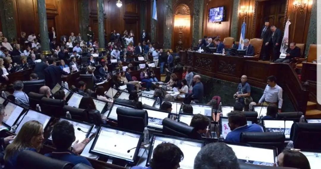 La Legislatura Porteña aprobó la Paridad de Género! Queremos más mujeres que interpreten nuestros sueños y necesidades y que trabajen en leyes que nos incluyan! 👭👭 Sin Mujeres no hay Democracia.
 #ParidadCABA