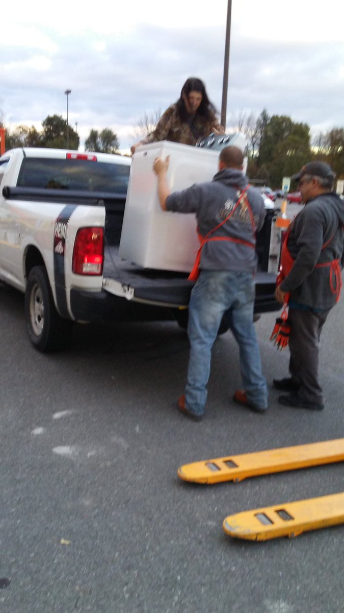 GeriCraig7's tweet photo. #SafetyFirst 6176
Mike &amp; Steve team lift for customer service 
@JohnBeardTHD 
@cmjohnson531 
@daryl_hagen 
@kkiely33 
@nyyroro https://t.co/4o8atJODSk