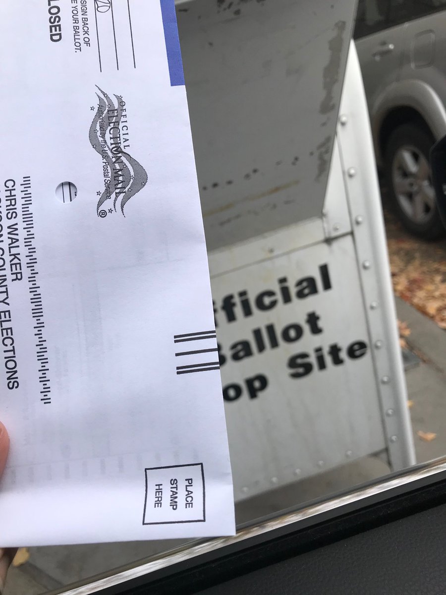 marks_joan's tweet image. Impressive ⁦Ashland, Oregon! ⁩ ... line today to drop off ballot at Library 12 days before. ..⁦@ORD2Indivisible⁩ 
#wokenowvote #LivesNotLies #vote