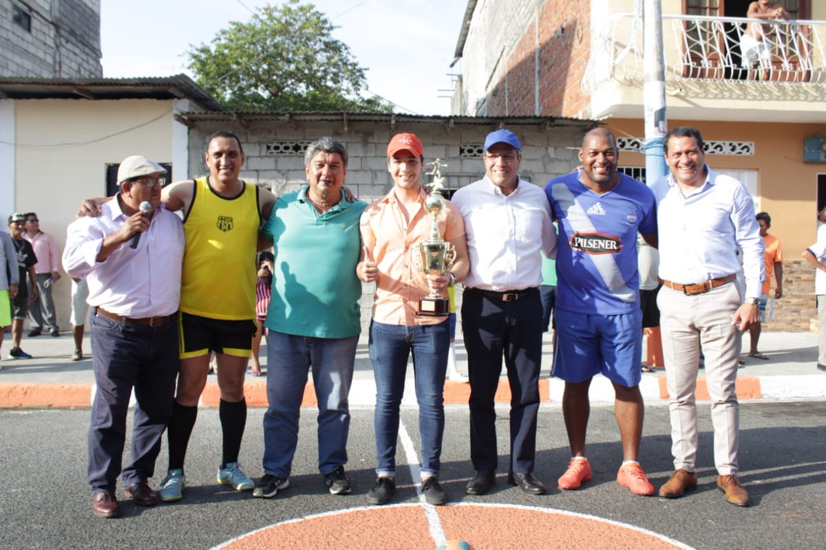 CdGuayaquil's tweet photo. El el Barrio Capilla del Soto se vivió el C #ClasicodelAstillero con los ex jugadores de Emelec y Barcelona. @jimmyjairala encabezo esta tarde familiar donde los moradores disfrutaron en familia el partido. #JimmyAlcalde https://t.co/gqMUitSzzF