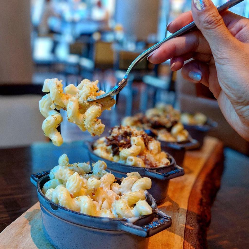 How would you like your Mac 'n  @BeechersSeattle cheese: Classic, <a href="/HillMeatCompany/">Hill Meat Company</a> bacon, or <a href="/PacificSeafood/">Pacific Seafood</a> Dungeness crab?
🍴 spr.ly/6012D228g
📷 IG/letseatwithkathy