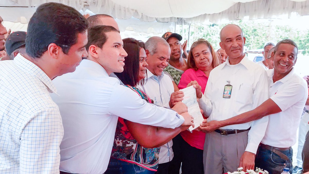 Engels_De_Jesus's tweet photo. En representación de la Gobernación de Santiago estuvimos acompañando al director del FEDA  #JoséCasimiroRamos , quien hizo la entrega de $8.8 Millones de pesos a pocicultores, resultado de la visita del presidente Danilo Medina en el sector de la Emboscada (Cienfuegos). https://t.co/ENq7eI08px