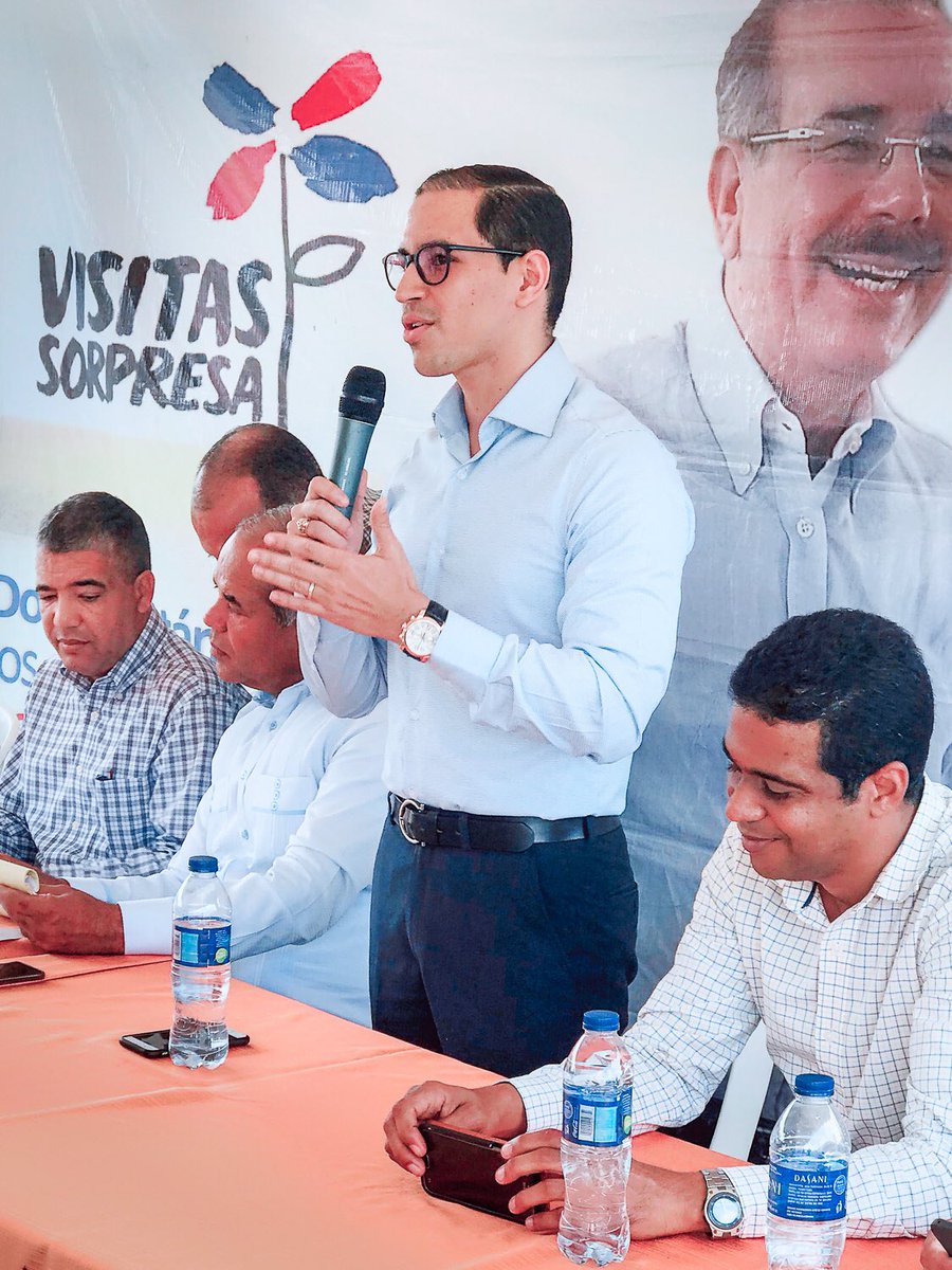 Engels_De_Jesus's tweet photo. En representación de la Gobernación de Santiago estuvimos acompañando al director del FEDA  #JoséCasimiroRamos , quien hizo la entrega de $8.8 Millones de pesos a pocicultores, resultado de la visita del presidente Danilo Medina en el sector de la Emboscada (Cienfuegos). https://t.co/ENq7eI08px