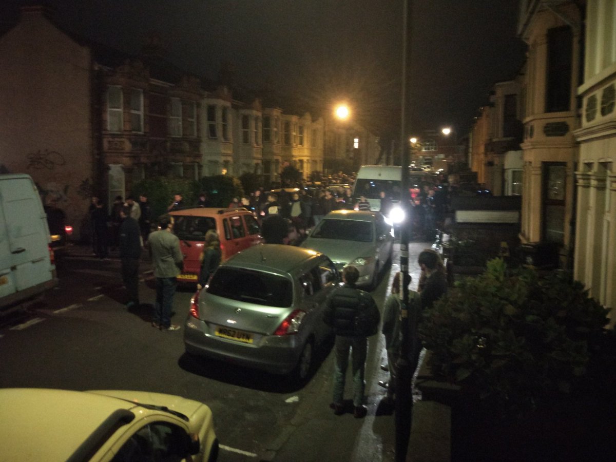 Immigration raid being stopped now on Chelsea Road, Easton #Bristol