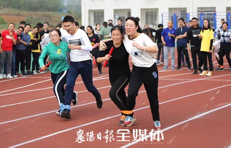 XiangyangCity's tweet photo. Go #Xiangyang, go! Over 2000 teachers and students took part in the Autumn Sports Meeting held in the Hubei University of Arts and Science on Thursday. The sports meeting included Men's 5000m, Women's 3000m, long jump and so on; everyone enjoyed sports and cool autumn days. https://t.co/sZExmSnnd9