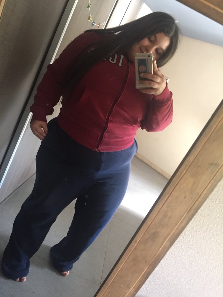 vilcheeee's tweet photo. Quiero abrazarme toda la vida y pedirme mil perdones por las veces que no me aceptaba y sufría por mi cuerpo💚💚
•Me encanta saber que de a poquito todos los días hago un esfuerzo por seguir adelante y superarme cada vez más y no sólo de cuerpo sino de alma también. https://t.co/JnDKoS2qVf