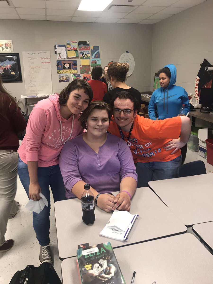 CHS_CardTheatre's tweet image. Tech students are trying their hands at stage makeup! Today they practiced basing with contours. Blending can be tough. #techtheatre #theatreeducation #creativecards   @CHSCards  @ClintonMoCards