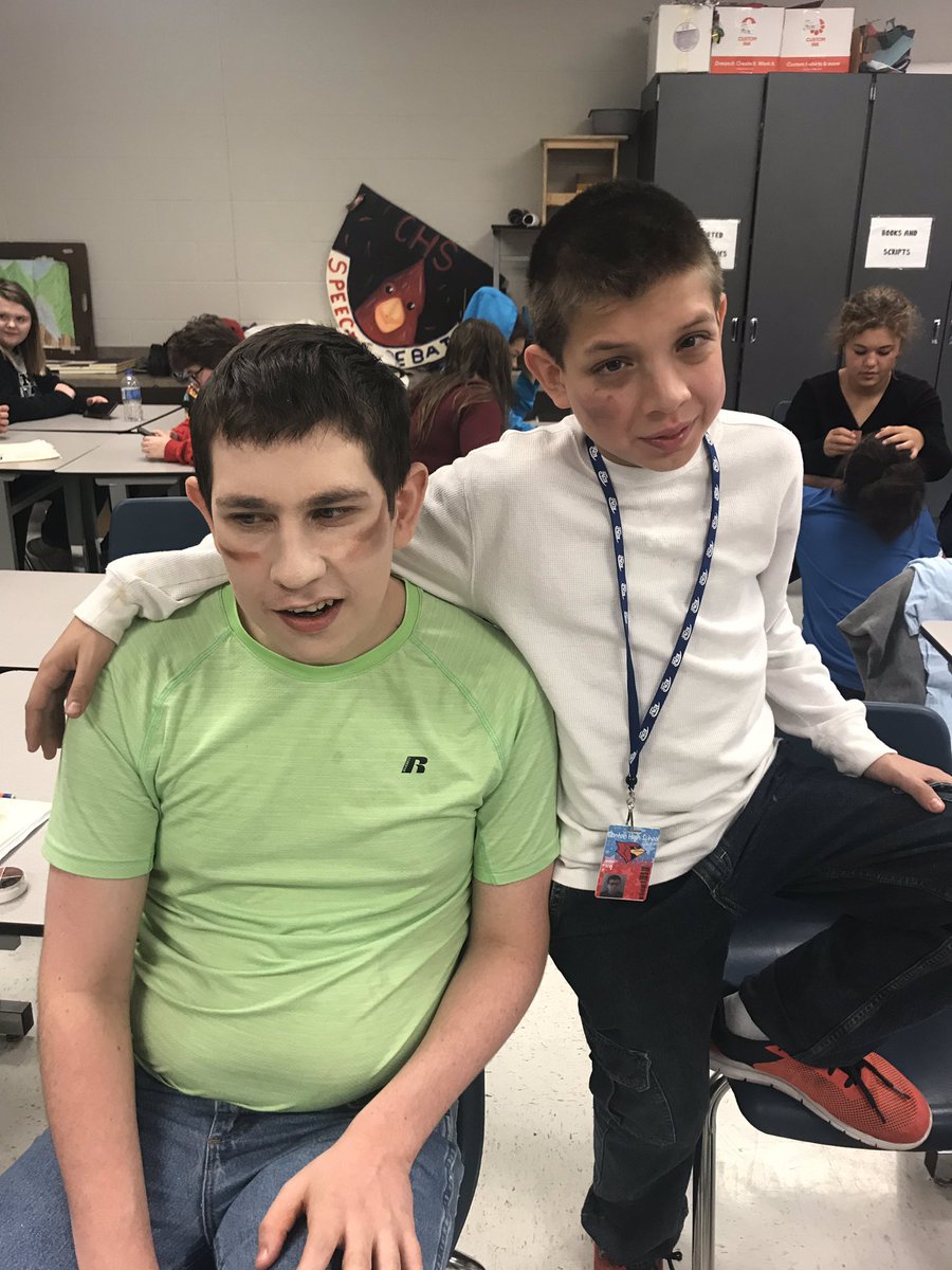 CHS_CardTheatre's tweet image. Tech students are trying their hands at stage makeup! Today they practiced basing with contours. Blending can be tough. #techtheatre #theatreeducation #creativecards   @CHSCards  @ClintonMoCards