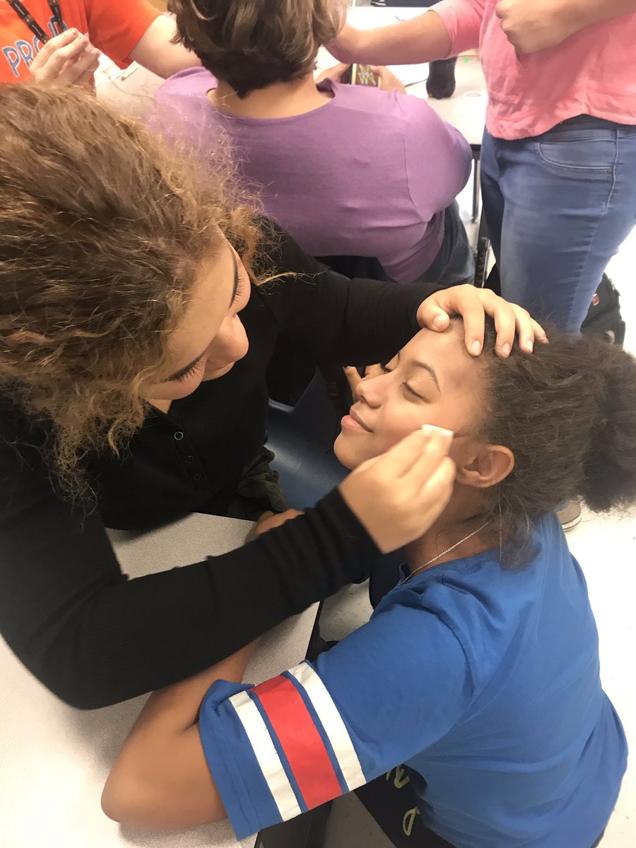 CHS_CardTheatre's tweet image. Tech students are trying their hands at stage makeup! Today they practiced basing with contours. Blending can be tough. #techtheatre #theatreeducation #creativecards   @CHSCards  @ClintonMoCards