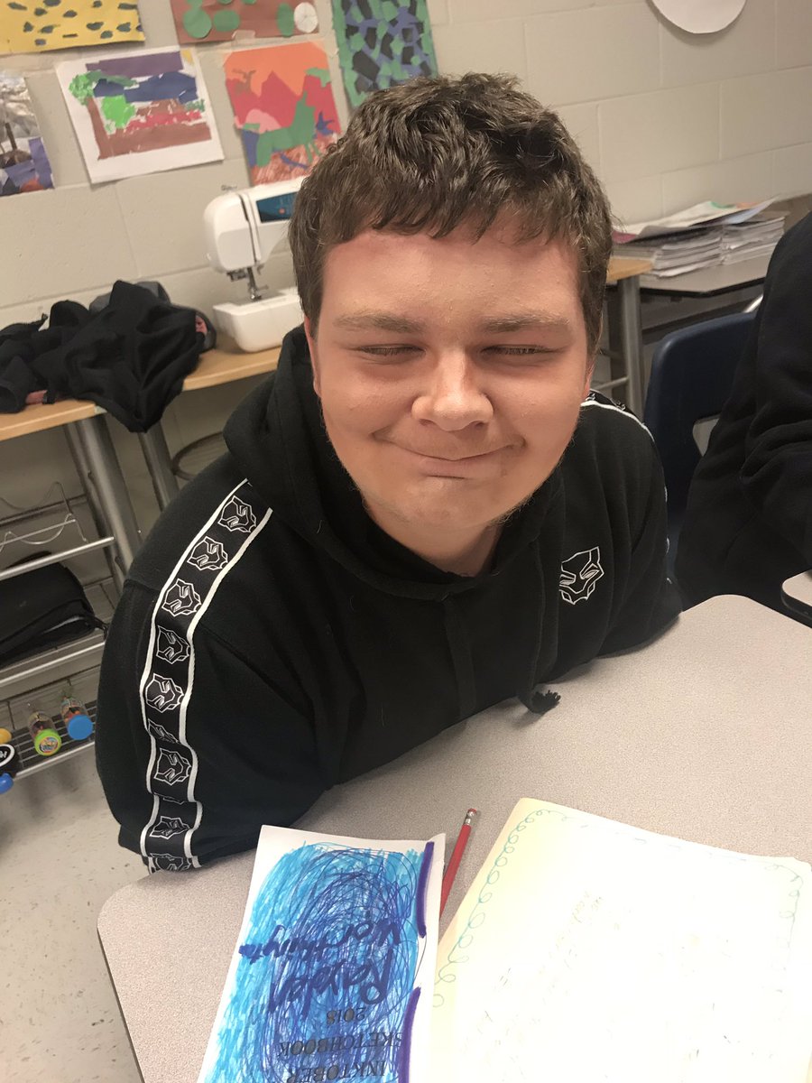 CHS_CardTheatre's tweet image. Tech students are trying their hands at stage makeup! Today they practiced basing with contours. Blending can be tough. #techtheatre #theatreeducation #creativecards   @CHSCards  @ClintonMoCards