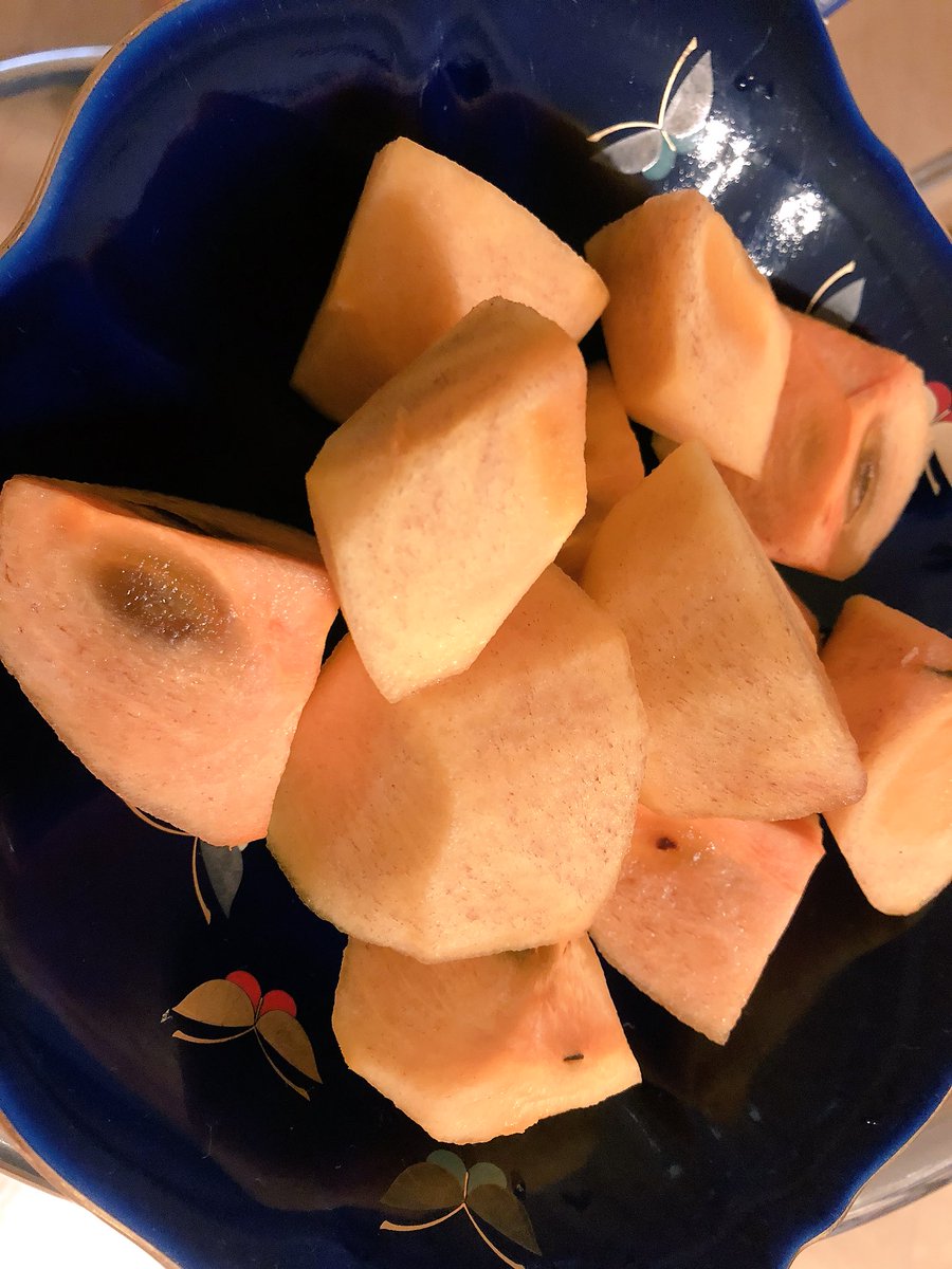 travelingfuture's tweet photo. #柿
#法隆寺
#perssimon
一日3個
柿を食うなら法隆寺でございます。
秋の実りに感謝しつつ
昨日地下鉄駅に
奈良の正倉院展の広告があり
そんな時期だなあ。
柿→法隆寺→奈良→正倉院展
しかし柿は鳥取からきました。 https://t.co/AR3N9wLxLX