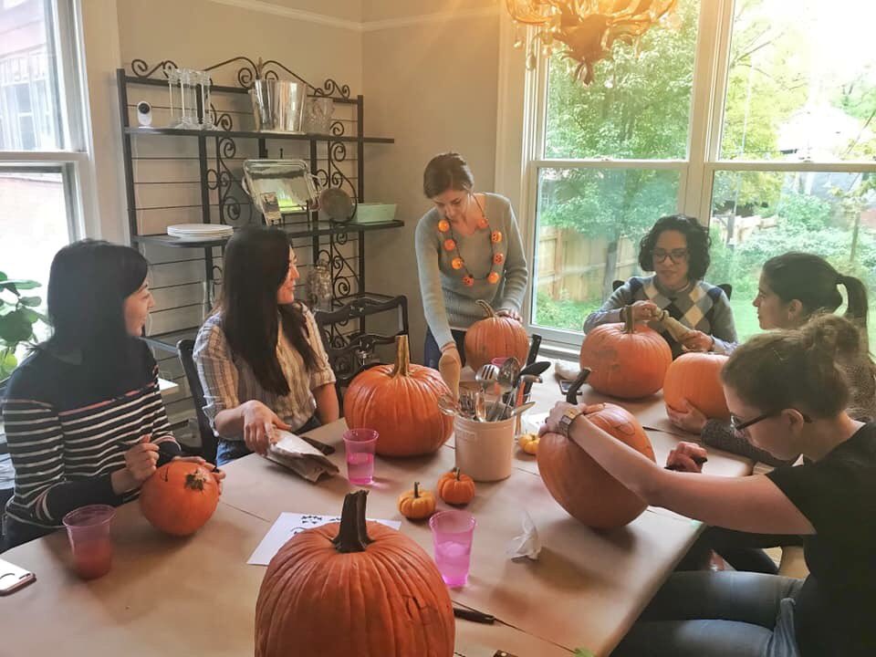 susangobbo's tweet photo. Today the international spouses learned how to carve pumpkins! The fun way to learn the American culture! Thank you Annie and Katie Schlafly for this wonderful Pumpkin Carving Party! #InternationalMentoringProgram @STLitspouses @STLMosaic https://t.co/fEX83Kn8ld