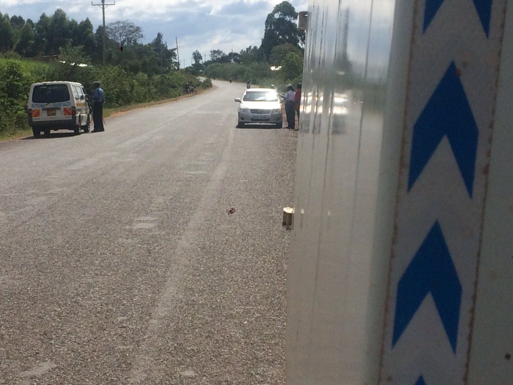 SirJustinmarley's tweet photo. #PhotoPhridayOnKISS
#TheBigScoopOnKISS
@petermwai1530
Photo friday 😅😅 but hio pic ingine bana zoom to see corrupt officers in bungoma county _nalondo road to chwele
#uhurukenyatta
#boinet https://t.co/MDPG7dKw3V