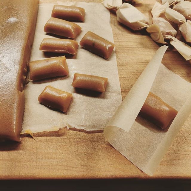 goosesgoodies's tweet photo. Apple cider caramels turned out great! Thanks @kingarthurflour for the easy recipe.

#applecidercaramels #applecidereverything #kingarthurflour #falltreats🍂 https://t.co/QdXZJpZ3T5 https://t.co/YQN0bqie1F