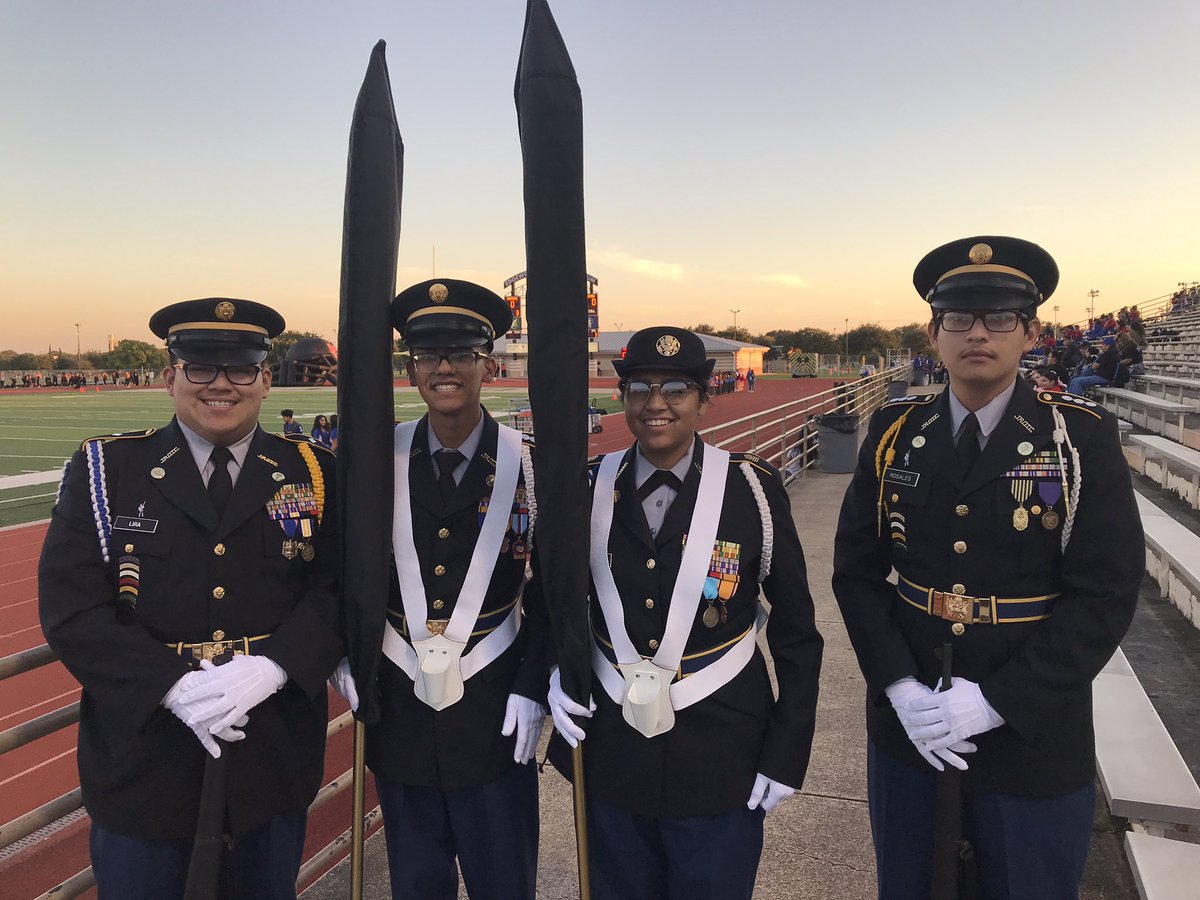 EISDMemorialHS's tweet photo. It’s a great evening for Thursday Night Lights football! Coming your way is MHS Minutemen vs. Medina Valley Panthers! #MHSOneTeam #WinTheDay #EdgewoodProud https://t.co/LjOgpeMMWx
