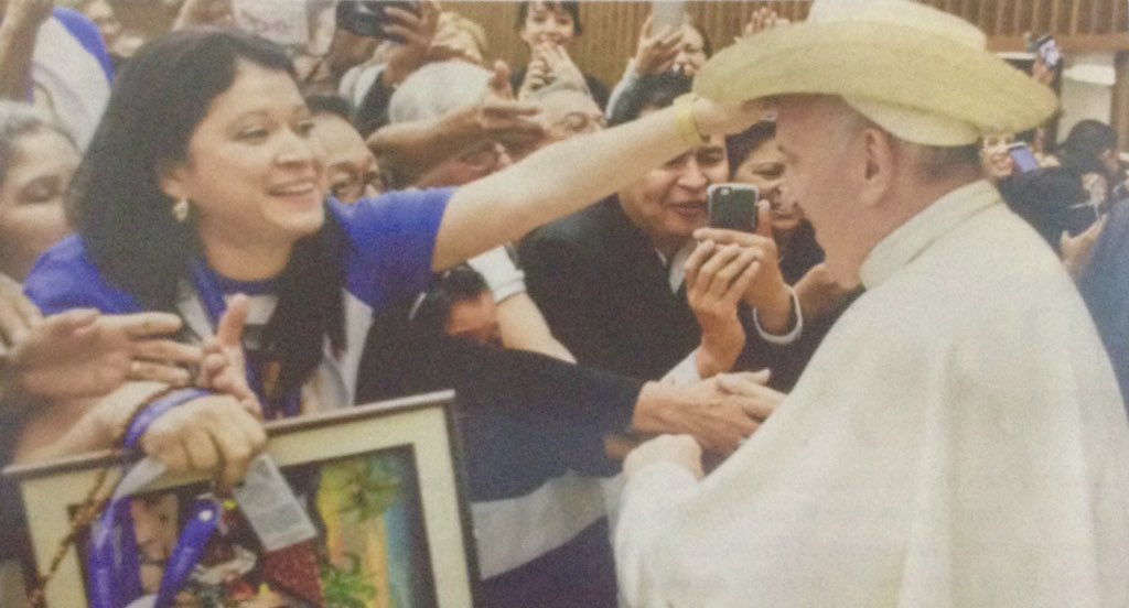 SanRomeroPP1's tweet photo. #Audienciasalvadoreños
#AulaPabloVI #15Oct18
Papa Francisco le regalan
un sombrero hecho por manos
campesinas y camándula con
Imagen de #MonsRomero!
"¿Esto es mío?"Papa🙌😎🙏 https://t.co/1RX4nMjuBP