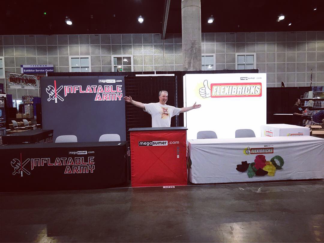 Inflatable_Army's tweet photo. Megasumer is ready for @comicconla #megasumer #inflatablearmy #comiccon #stanlee #wondercon #cosplay #anaheim #losangles #pineapple #flexibricks #orangecounty #toys #lego #pixelswords  #pixelaxe #kidsoftheinflatablearmy #sdcc #sdcc2018 #sandiego #lacc2018 #sdcc2019 https://t.co/JyvXebqvhk