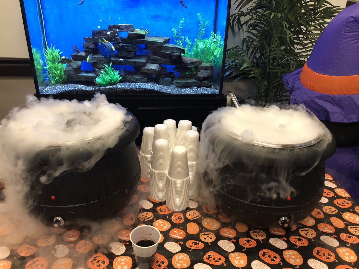 ChefChrisRajner's tweet photo. #trickortreat was a pumpkin smashing success @LakesOfSylvania our #EyeScreamBar carved by @chadhartson was a huge hit! @TrilogyLiving #TasteTheTrilogyDifference #TrilogyChefsRock #SpoiledResidents #CreatingRavingFans https://t.co/cz9nVSixi7