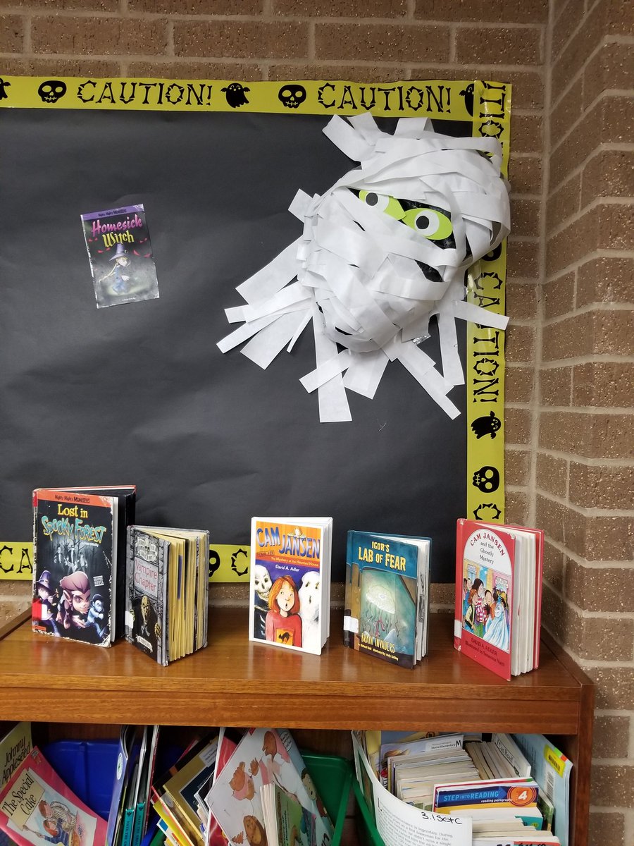 TiffanyDubon_AP's tweet photo. I love my seasonal bulletin board above my classroom library. The seasonal book selections are a real hit and sparked a new interest in my students! #FunFonts @HorneElementary @CFISD_ELAR2_5 https://t.co/qjQAFe2Kix