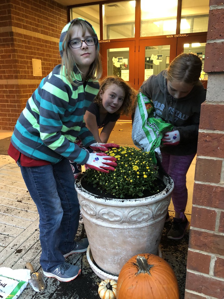 HallcoFES's tweet photo. Thank you Girl Scout troop #10883 for all of your help today! #fallyardwork 🍂🍁🍂❤️ https://t.co/235OgPLWBG