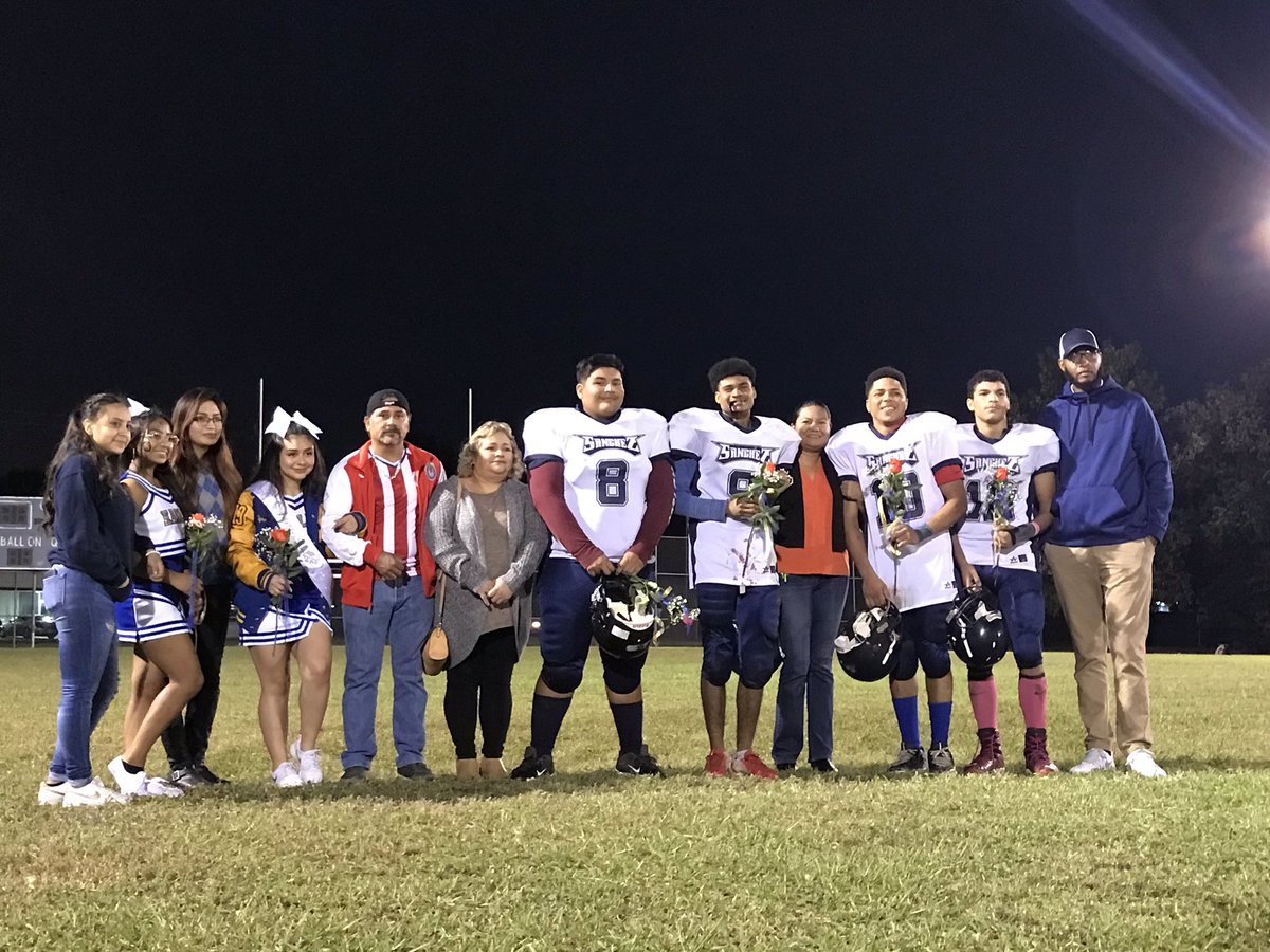 VargasGis2's tweet photo. Senior night ✨🦅 #aamasanchezcharterschool #football #cheer #LetsGoSanchez @CFord2018 @AAMASanchez https://t.co/Z6vWxraoGJ