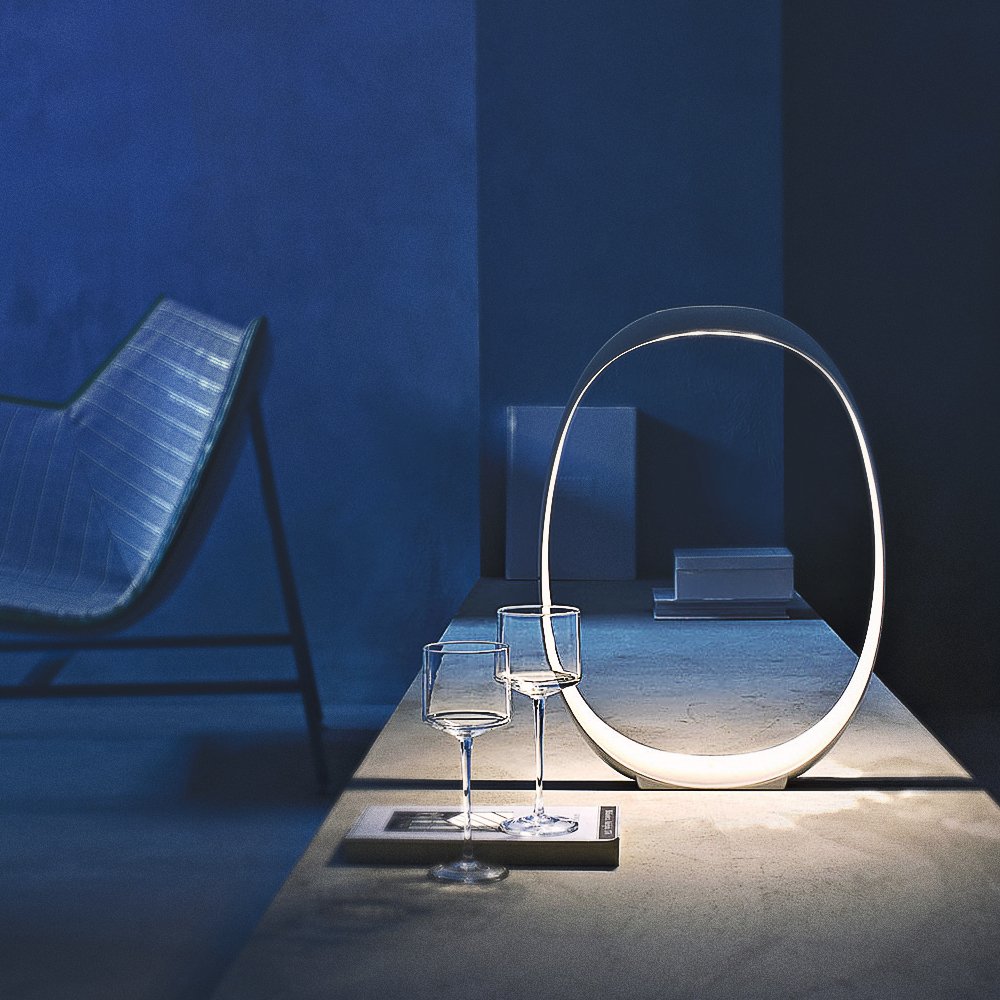 #EstiloCapuy
Un increíble marco acogedor que delimita el vacío y se llena de luz, la lámpara de mesa Anisha es una obra de diseño sorprendente en su esencialidad  y fue creada por Lievore, Altherr, Molina y Foscarini .