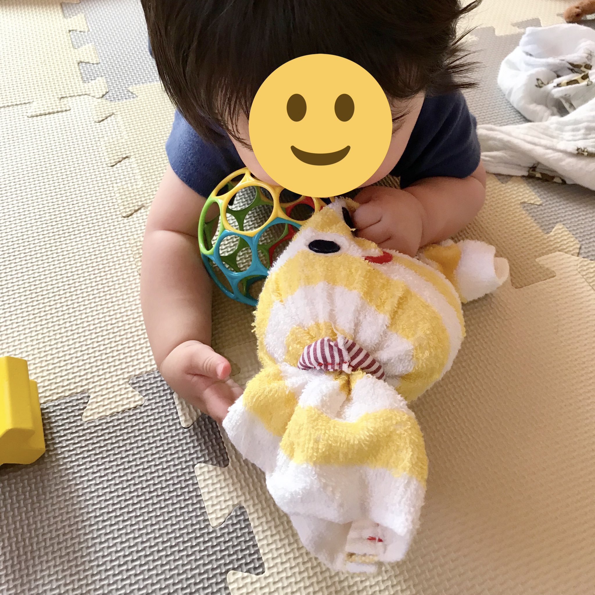 むー 手作りおもちゃとゆかいな工作 キャンディ太郎 ハンドタオルを輪っか状にして キャンディのように端を結べば出来上がり 中にビニール袋が詰めてあって優しいカシャカシャ音がするよ 4カ月くらいの時に作ってずっと遊んでくれてます むすこ