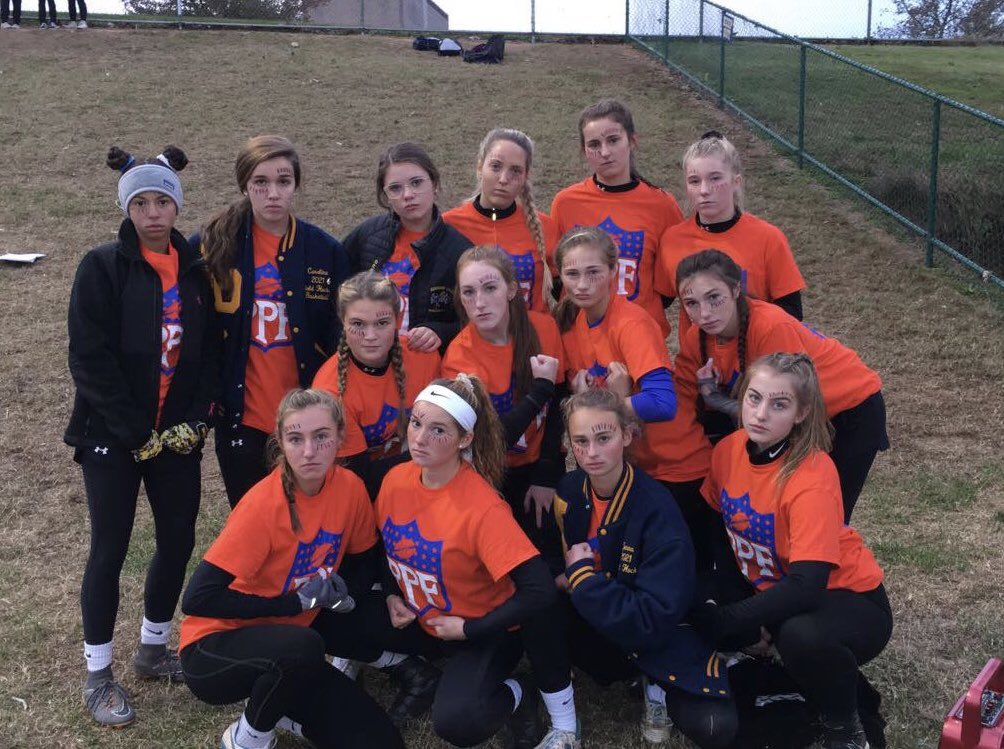 KDClassof2021's tweet photo. KD class of 2021 powder puff team &amp; cheerleaders!!! 🏈 https://t.co/gZYMYXqxIU