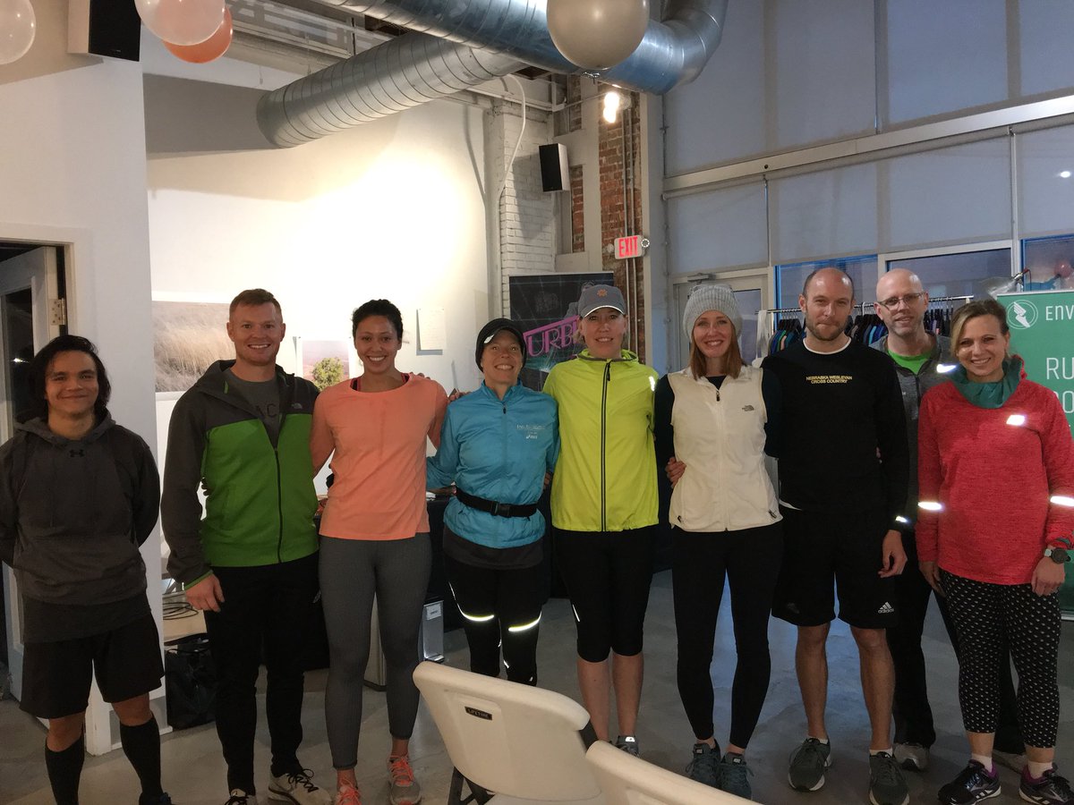 Rockin’ group of runners tonight 🏃🏽‍♀️ at #envirorun #lnk.