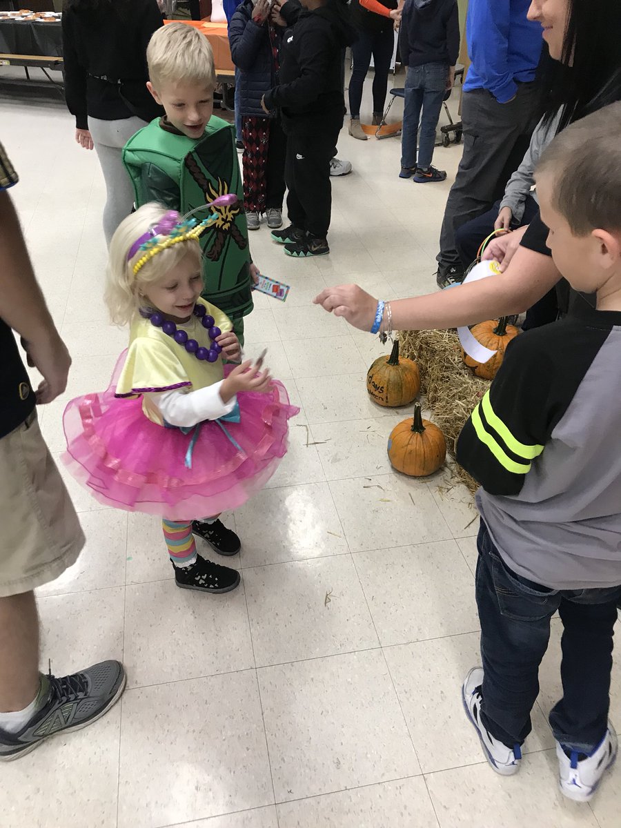 Ms_Keyton's tweet photo. Brader’s Fall Harvest was a huge success!  #BraderES @ChristinaK12 https://t.co/1aDrlYtX24