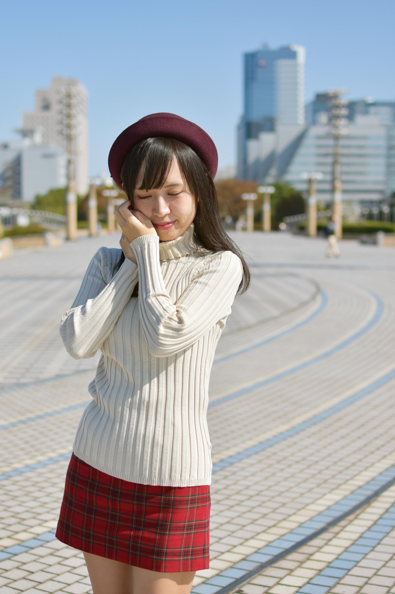 街角ミニスカート画像  / X