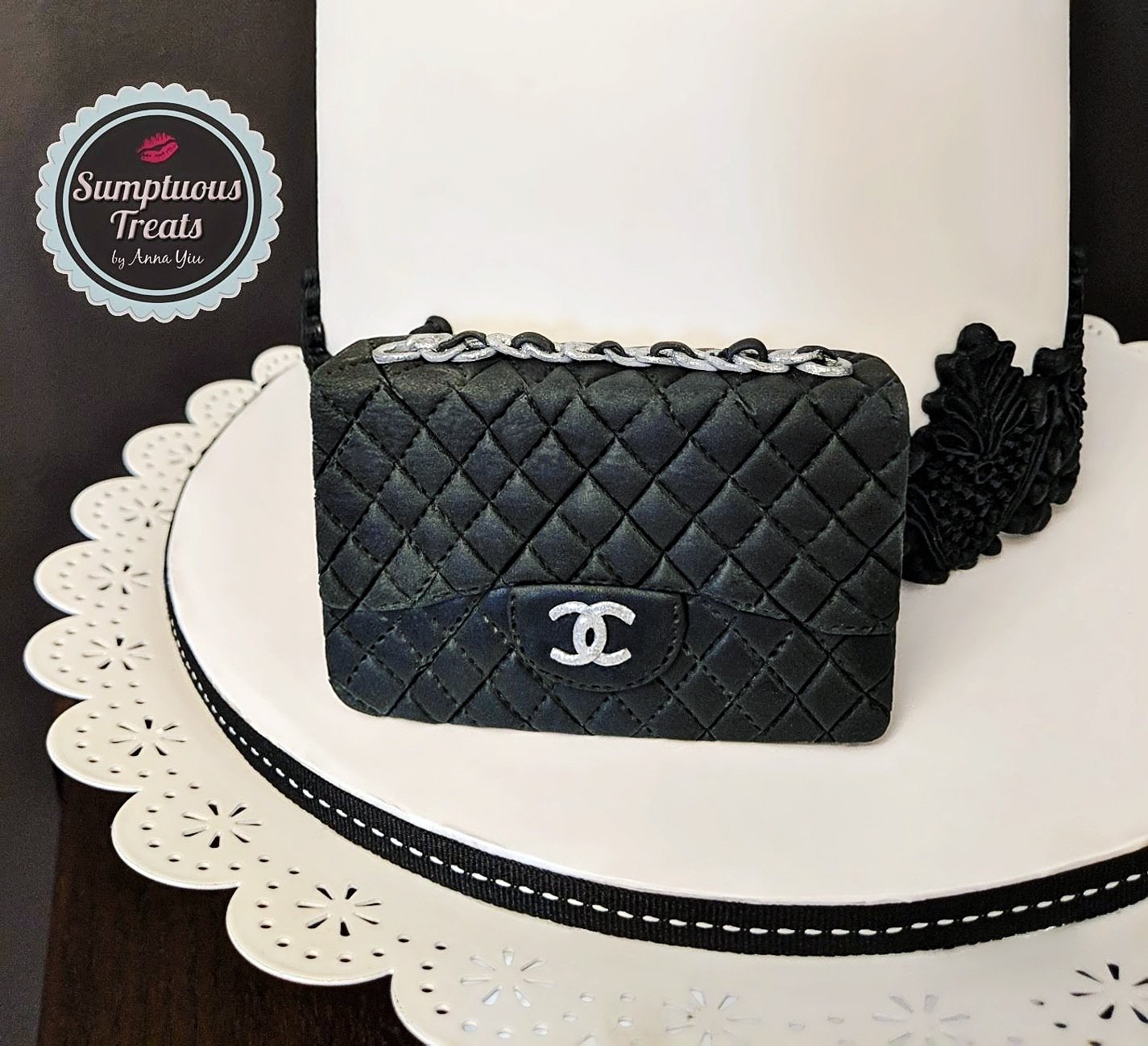 Chanel fondant cake toppers - Decorated Cake by Danielle - CakesDecor