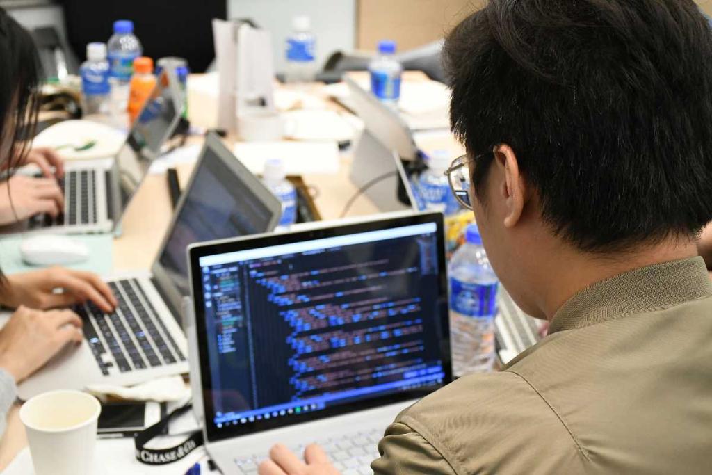 jpmorgan's tweet image. 12 hours, 10 teams, 2 challenges. Student coders and $JPM technologists built solutions for @mindhongkong to support mental health at our first #CodeForGood challenge in #HongKong. bit.ly/Code_For_Good