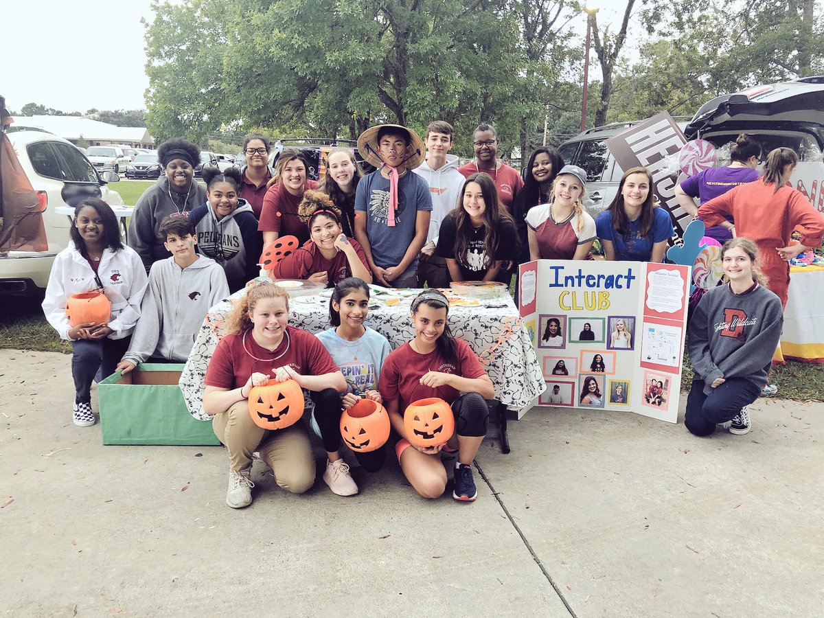 DhanInteract's tweet photo. A big shoutout to @HarryHurstMS for inviting the DHS Interact Club to participate in their Trunk or Treat event. We had a fun time face painting, decorating cookies, and passing out candy! @DHSWildcats #ServiceAboveSelf #Dhaninteract https://t.co/2ntDNCzg0C