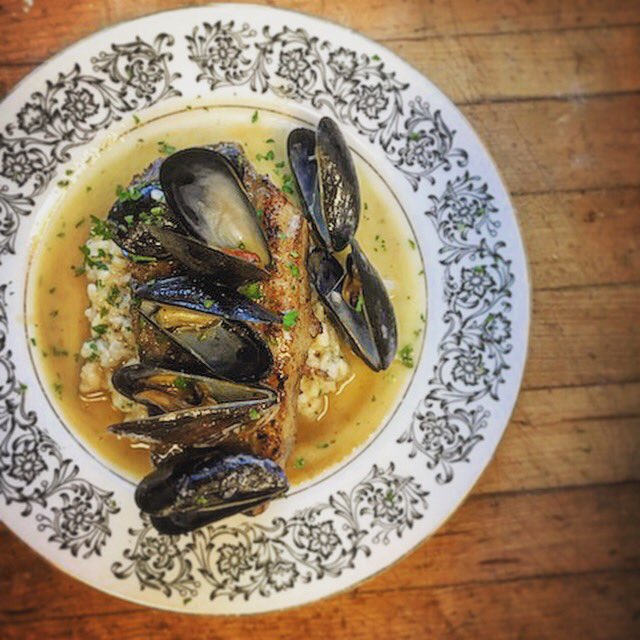 dinechartier's tweet photo. @Chef_Brochew ‘s Wholey Cow Feature this fine eve
Surf and turf
Grilled sous vide Redtail Farms striploin with blue cheese and bone marrow risotto
Garlic and cream mussels
🥩🧜🏽♂️
#surfandturf #yegfood #landfish https://t.co/Nz4nHpFapJ