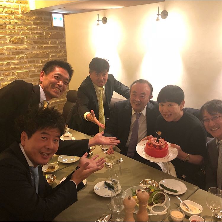ako50th's tweet photo. 昨日はデビュー記念日をお祝いして頂き嬉しかったなぁ😍😍😍
小田相談役、堀社長、そして今のスタッフ。本当に感謝しています😊😊51年目突入‼️これからも頑張ります‼️
#ako50th #デビュー #51年目突入 https://t.co/jALeoeDWmN