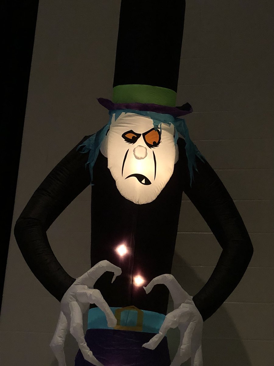 Course d’halloween, un autre grand succès!  Merci à M. Brûlé, son groupe d’élèves, les enseignant(e)s et nos anciens pour une autre soirée spooktaculaire!