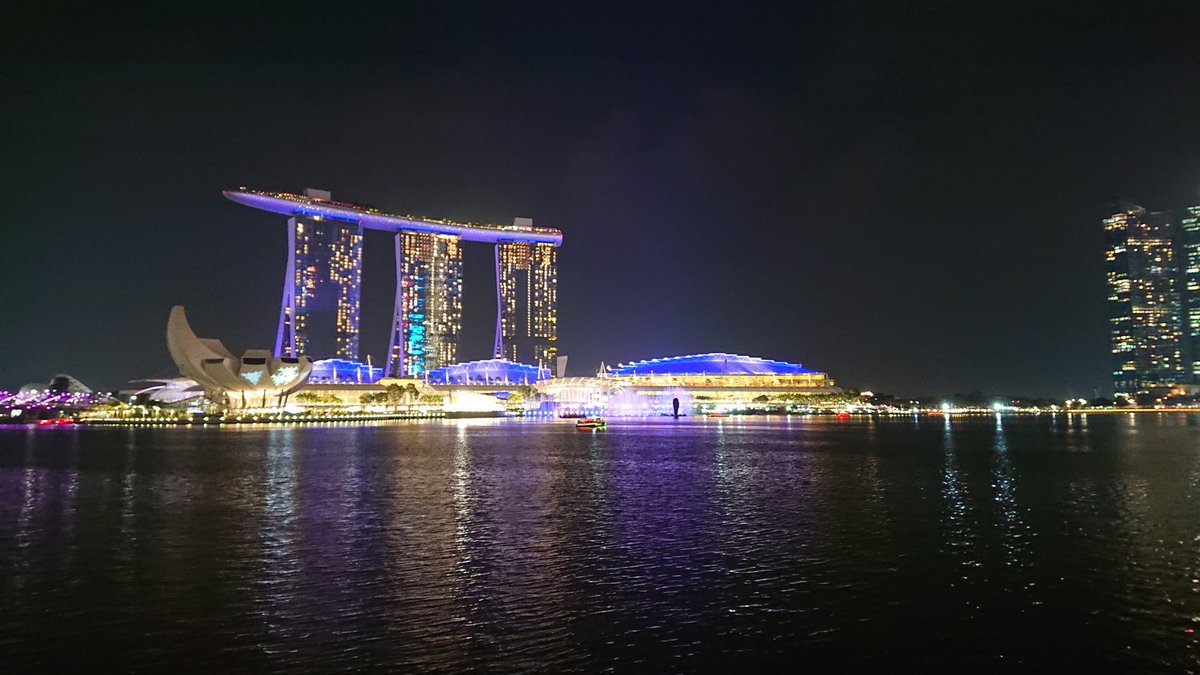 The beautiful and glamorous #Singaporeskyline spread across the iconic #MarinaBaySands in the background.

The #Lioncity never ceases to amaze and inspire people to do more.

#shotonxperiaxz2 #panorama #tweetoftheday #freshfromlens